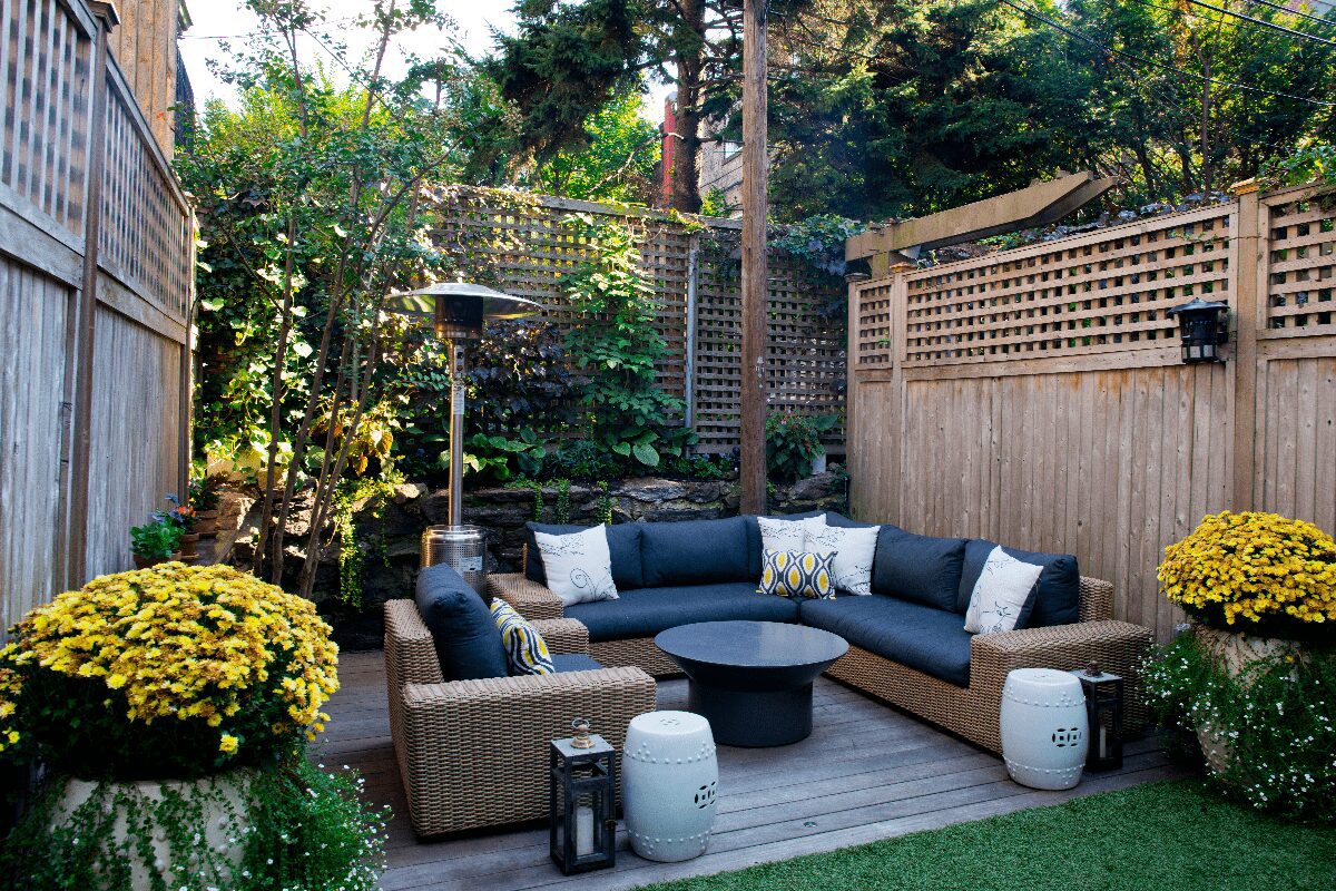 5 Tips for Outdoor Entertaining in a Small Space - Rentals.com Company Blog